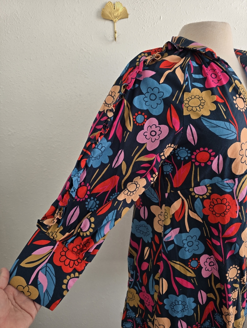 Apple Boulevard Floral Tiered V-Neck Shift Dress in Navy Floral Multi Size Small - Picture 8 of 10